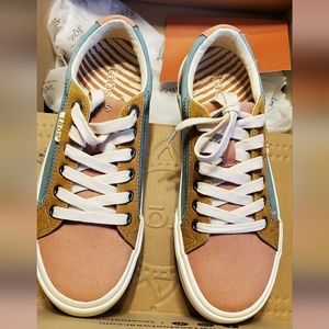New in box Taos Canvas Sneakers